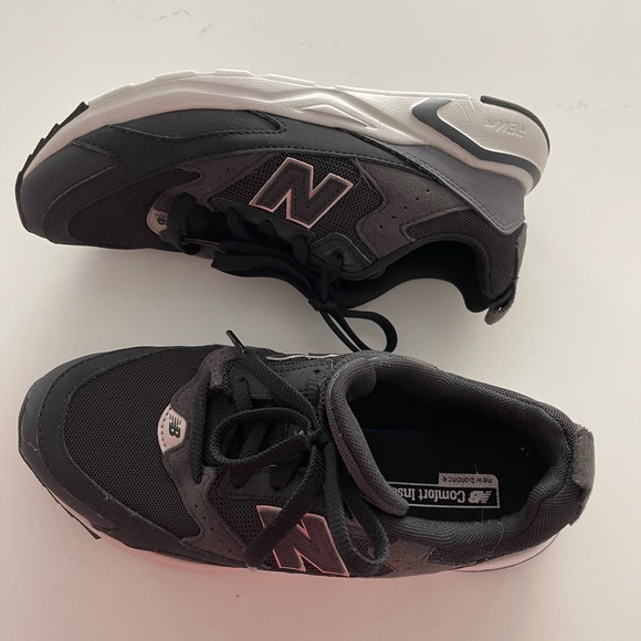 Brand new, never worn New Balance running shoes. Factory orthotic insole. - Picture 2 of 9